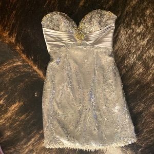 Absolutely stunning strapless cocktail dress size 8. NWT.